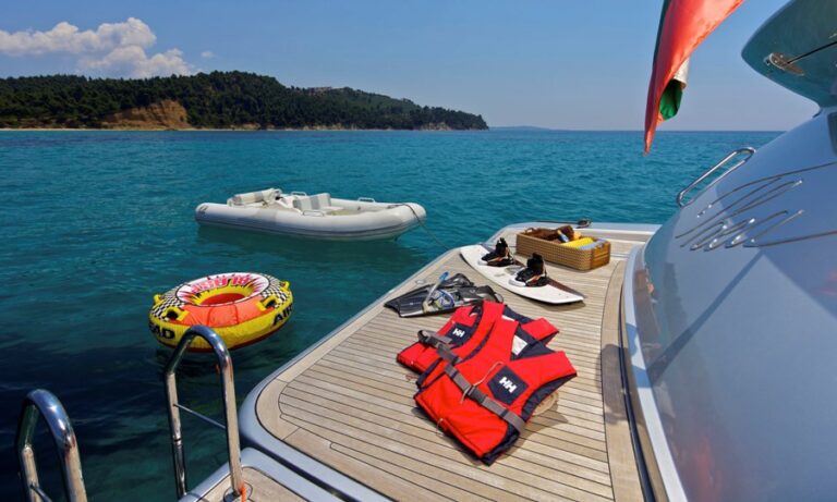 Motor Yacht THEA - Swim Platform and Toys