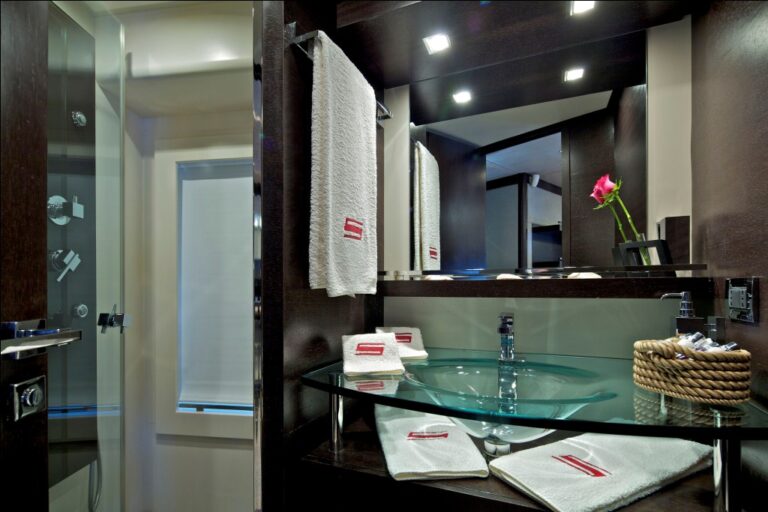 Motor Yacht THEA - VIP Bathroom