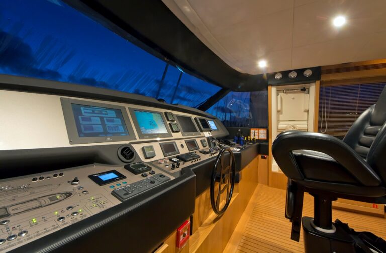 Motor Yacht ZIACANAIA - Bridge