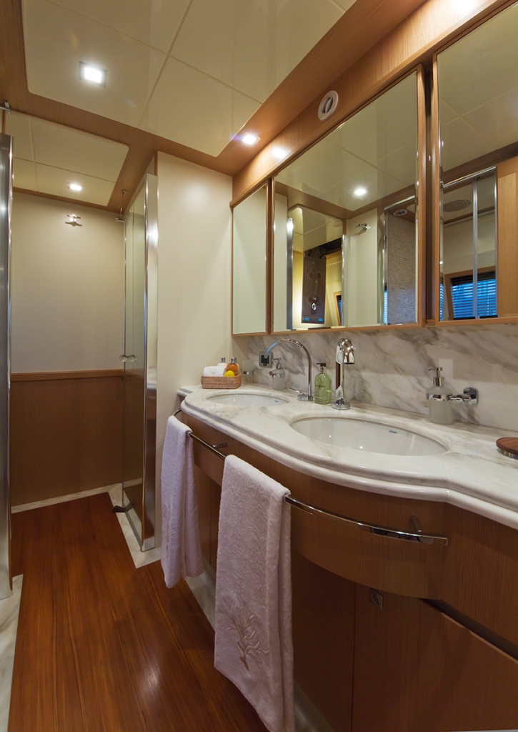 Motor Yacht ZIACANAIA - Master Bath