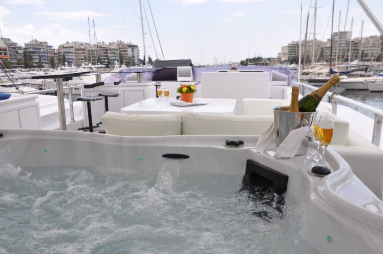 Motor yacht BON VIVEUR - Jacuzzi