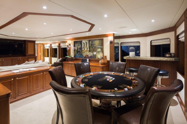 Motor yacht BRAZIL - Games table