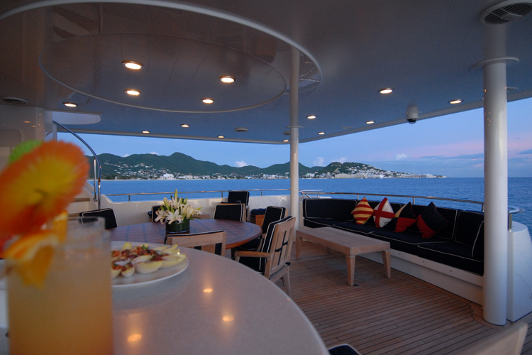 Motor yacht Dona Lola - Aft Deck