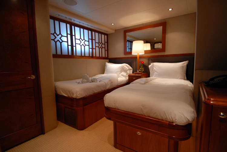 Motor yacht Dona Lola - Twin Cabin