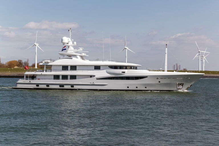 Motor Yacht GRACE Arriving