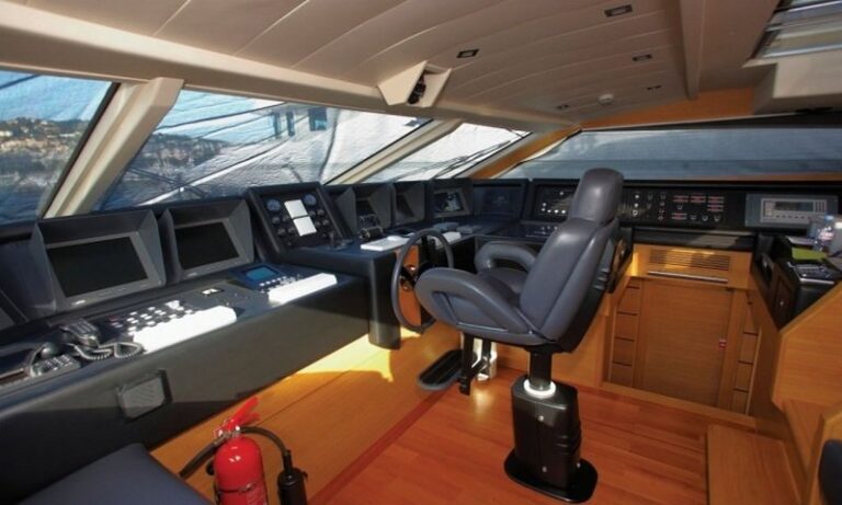 Motor yacht LADY CHATTERLEY - Wheelhouse