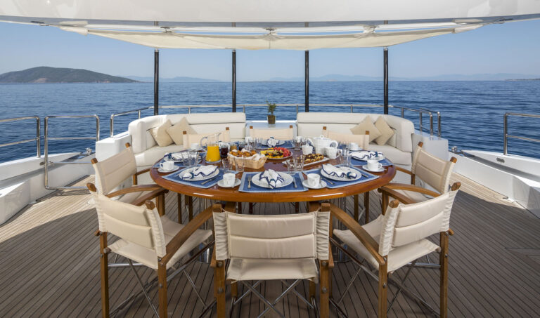 Motor yacht L'EQUINOX - Aft deck dining