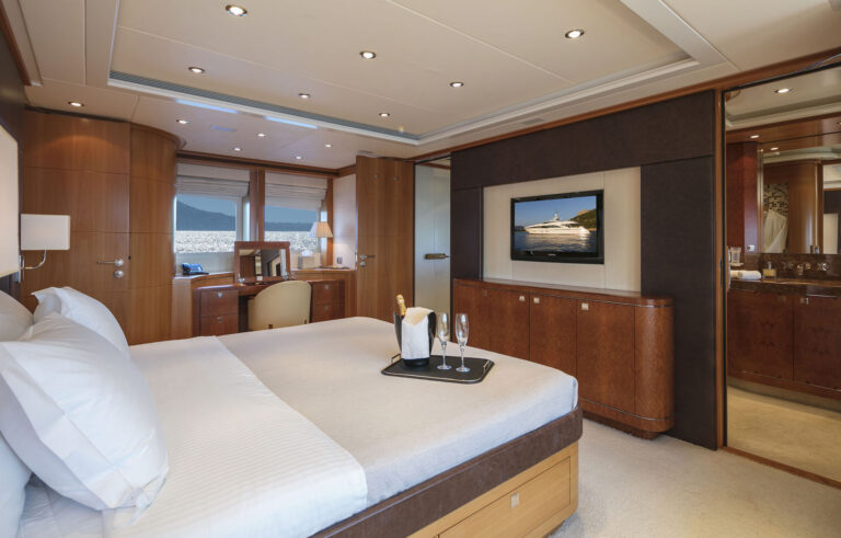 Motor yacht L'EQUINOX - Master cabin
