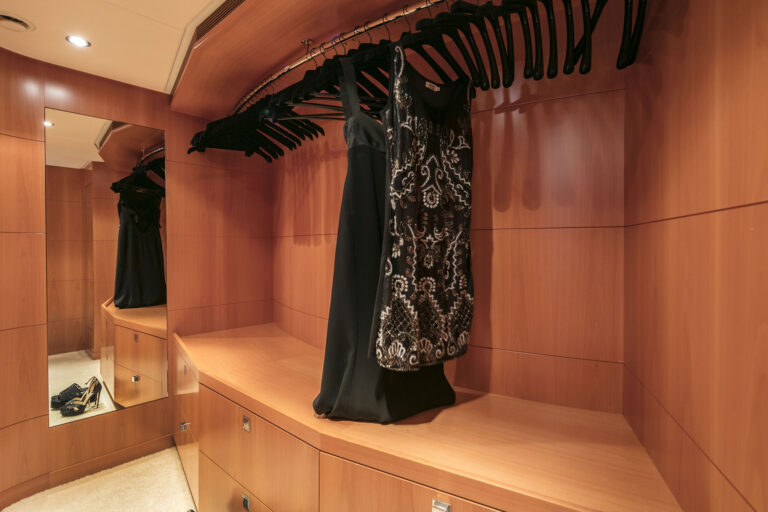 Motor yacht L'EQUINOX - Master wardrobe