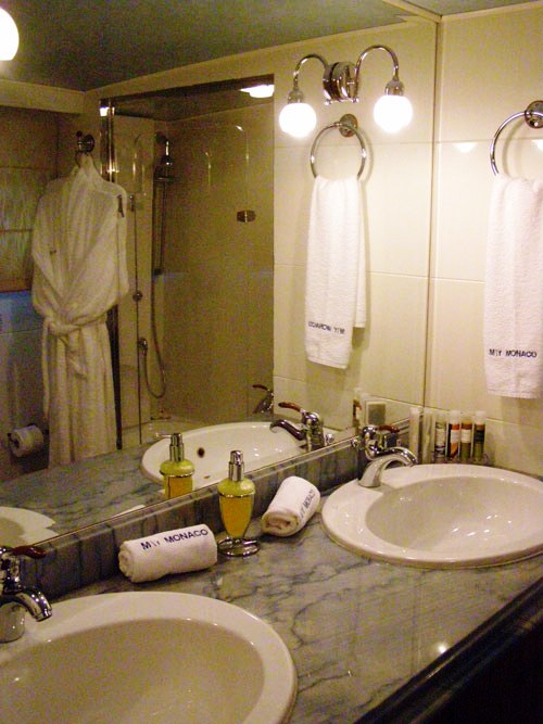 Motor yacht MONACO - Bathroom