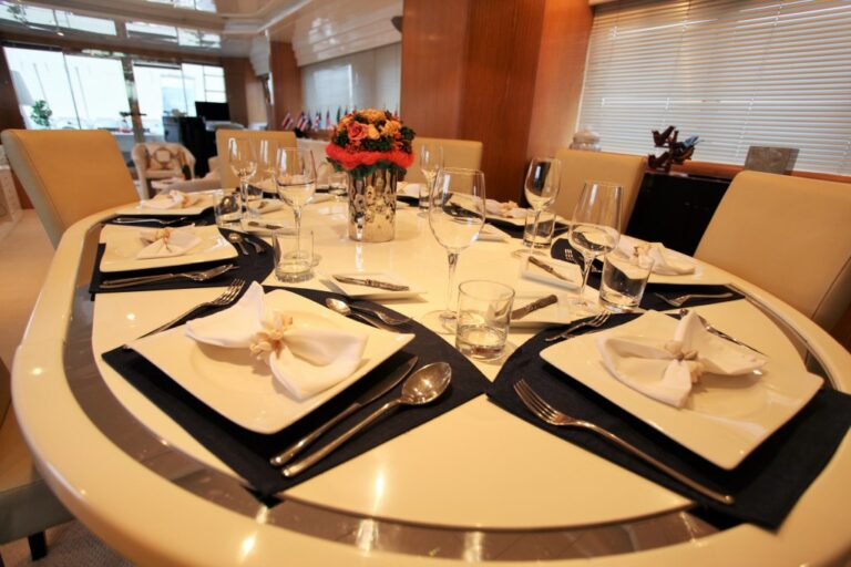 Motor yacht  MOONDANCE - Dining Table