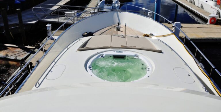 Motor yacht PARADISE - Foredeck spa pool