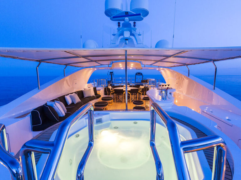Motor yacht QM OF LONDON - sundeck jacuzzi