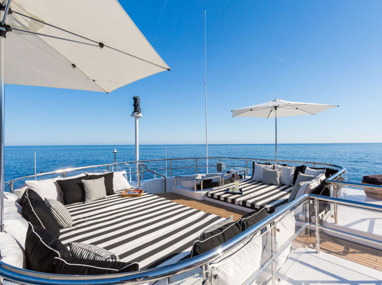 Motor yacht QM OF LONDON - sundeck lounge