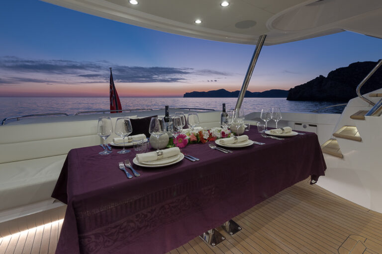 Motor yacht SEAWATER - Aft deck dining