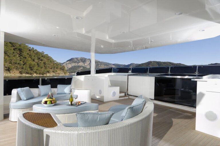 Motor yacht SERENITAS - Flybridge seating