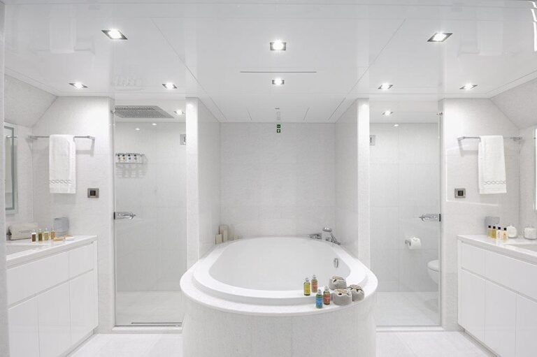 Motor yacht SERENITAS - Master ensuite