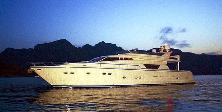 Motor yacht SPLENDIDO - At Dusk