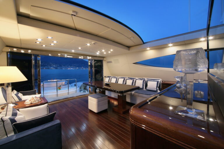 Motor yacht VERA - Deck Salon looking Aft