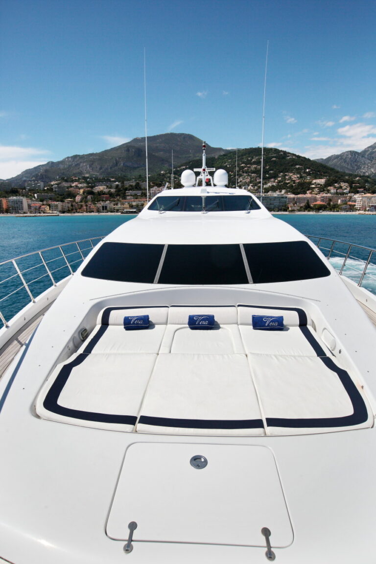 Motor yacht VERA - Foredeck