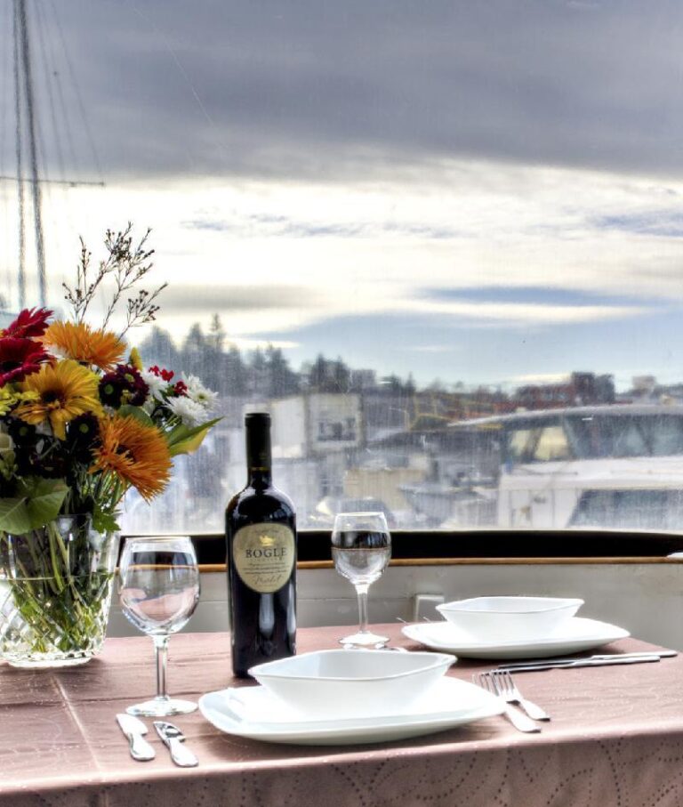 Motor yacht VIAGGIO - Dining on the Aft Deck