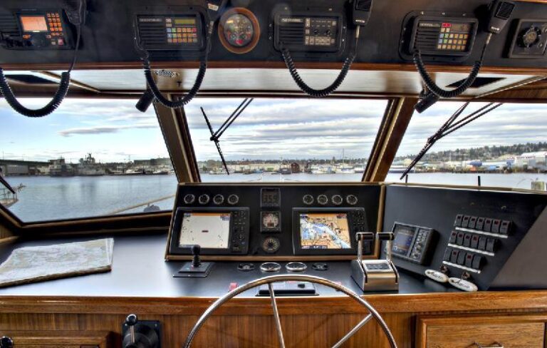 Motor yacht VIAGGIO - Pilothouse