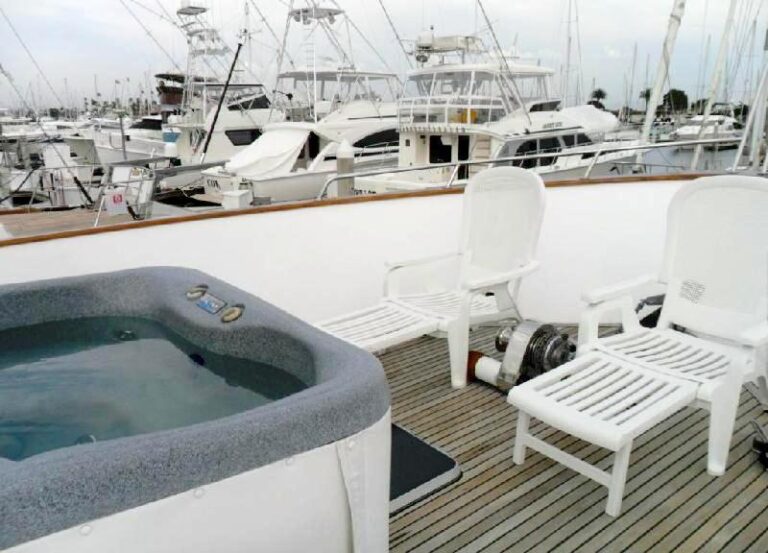 Motor yacht ZIA - Flybridge Jacuzi