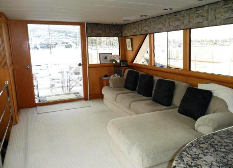 Motor yacht ZIA - Salon looking Aft