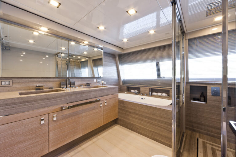 N33 Yacht Ziacanaia - Master Bathroom