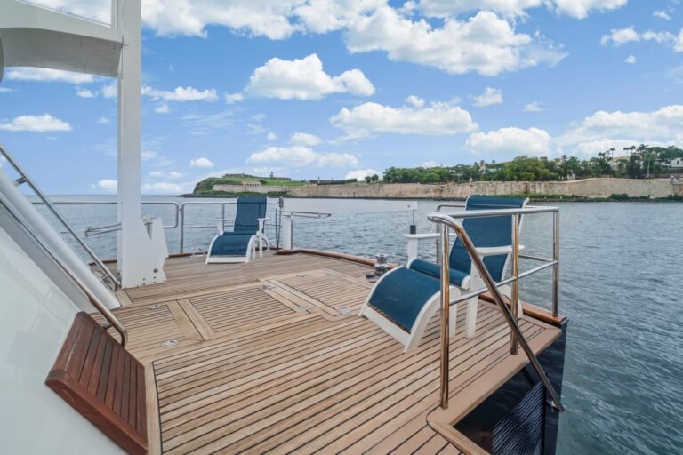 NIRVANA Exterior - Aft Deck