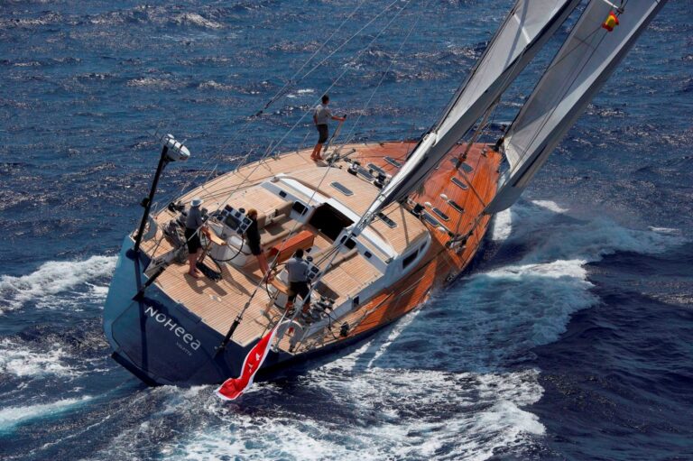 NOHEEA - Sailing to windward - View from Stern