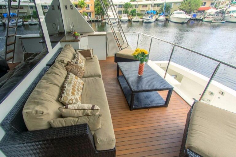 OUTDOOR SEATING