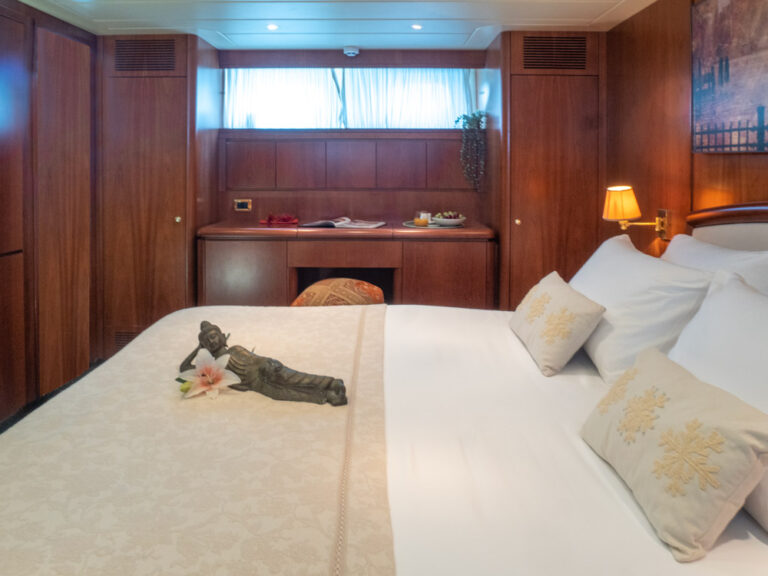 Queen cabin