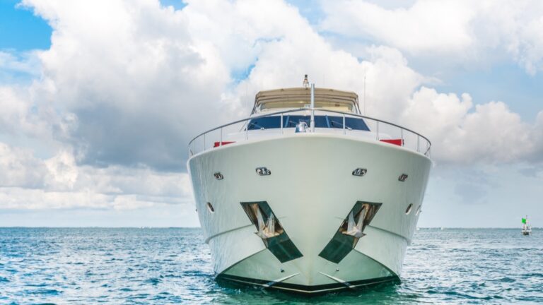 PARADISE - Bow view
