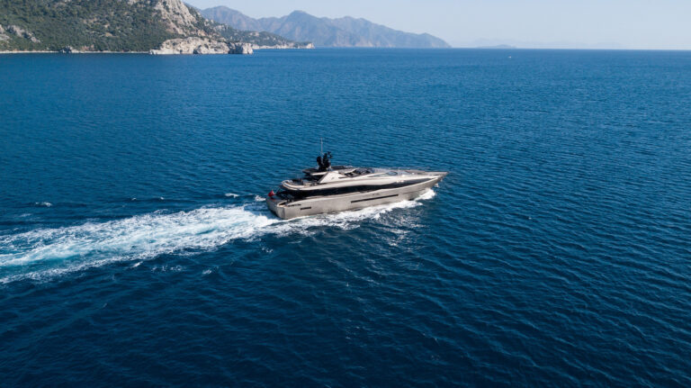 Peri Motor Yacht FX - Powered Up