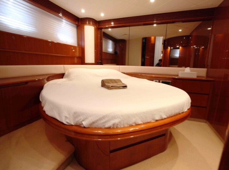 Princess Yacht PURA VIDA - Master Cabin