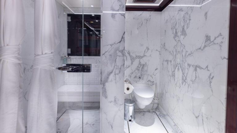 Rock It Twin Guest - Shower Credit Yachting Image