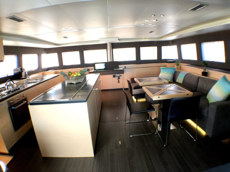SEAHOME - Salon with galley