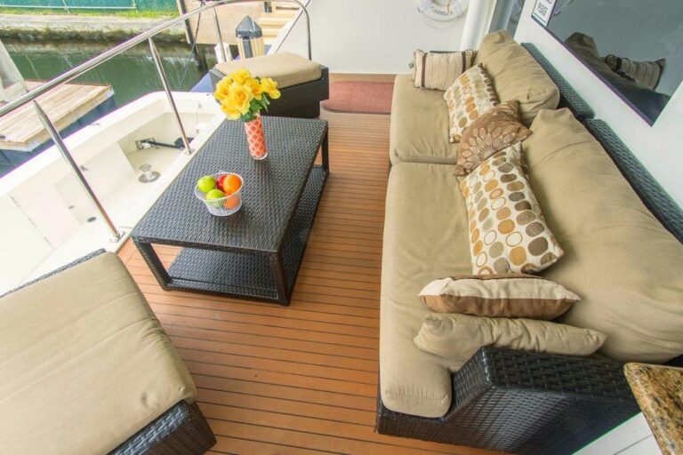 SIDE SEATING