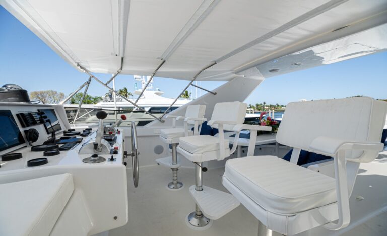 Flybridge helm station