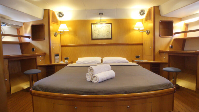 SY CENTURION - Master stateroom