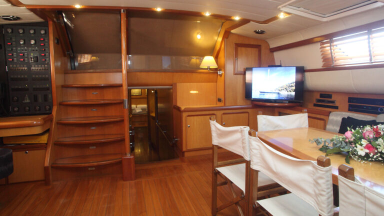 SY CENTURION - Salon looking aft