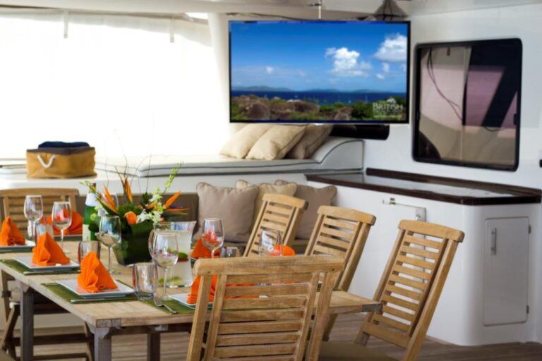 SY KINGS RANSOM - Aft deck with TV