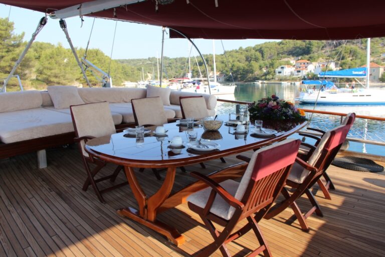 SY NOSTRA VITA - Aft deck dining