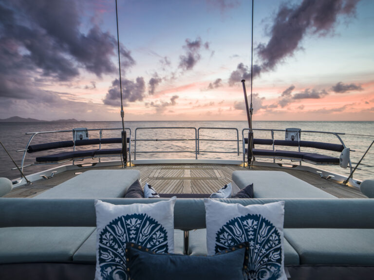 SY TWILIGHT - Aft deck by night
