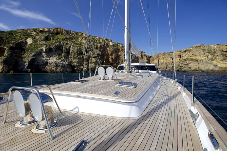 Sail yacht ALLURE - Sapcious Deck