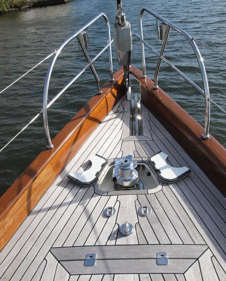 K & M Yachtbuilders