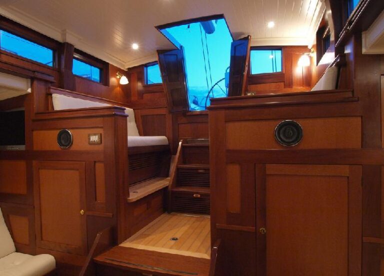 Sail yacht LADY ANN - Pilot house