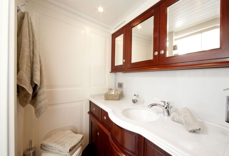 Double Cabin bathroom