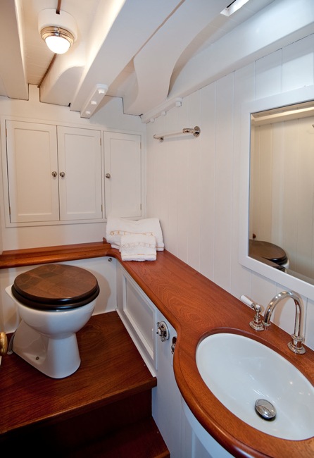 Sailing yacht Oriander - Bathroom